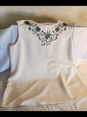 XL White Sleeveless Top with Green Floral Embroidery